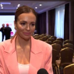 Anna Wendzikowska podczas wywiadu wydobywająca emocje z gwiazd