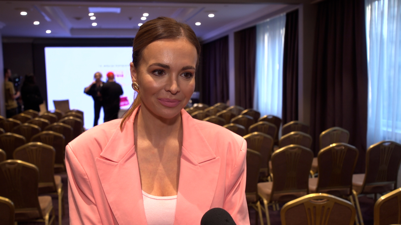 Anna Wendzikowska podczas wywiadu wydobywająca emocje z gwiazd